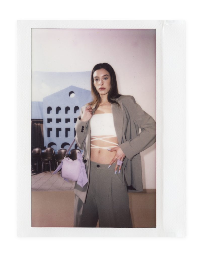 Blame Lilac Poderío: Instax of the model in a gray suit with a lilac bag