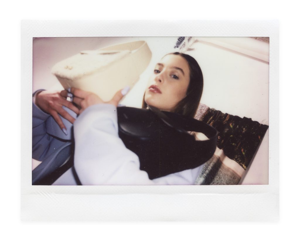 Blame Lilac Poderío: Instax of the model with a cream bag next to her face