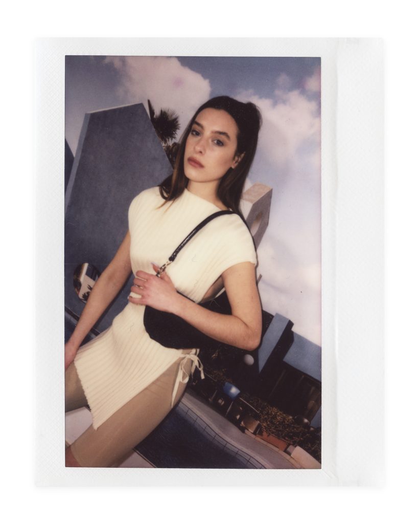 Blame Lilac Poderío: Instax of the model in a white knit top with a black bag