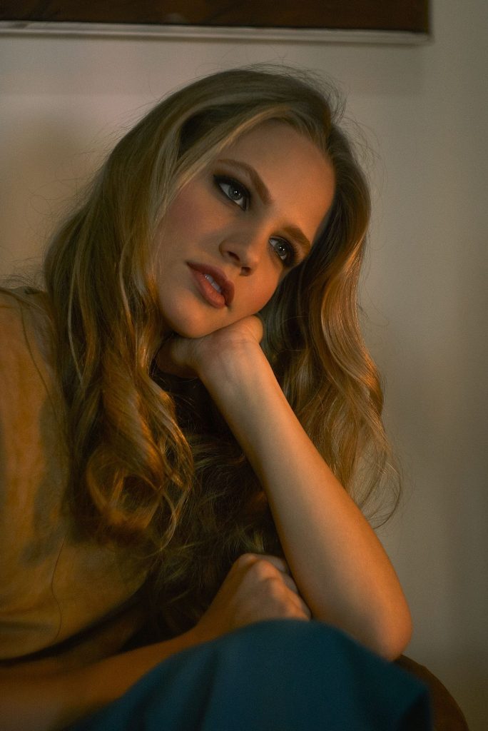 Portrait of Daniela Canessa with her hand on her chin