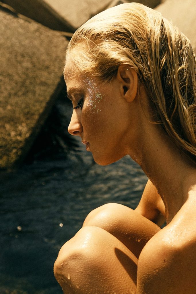 Grain Supply: close-up of the model with wet hair