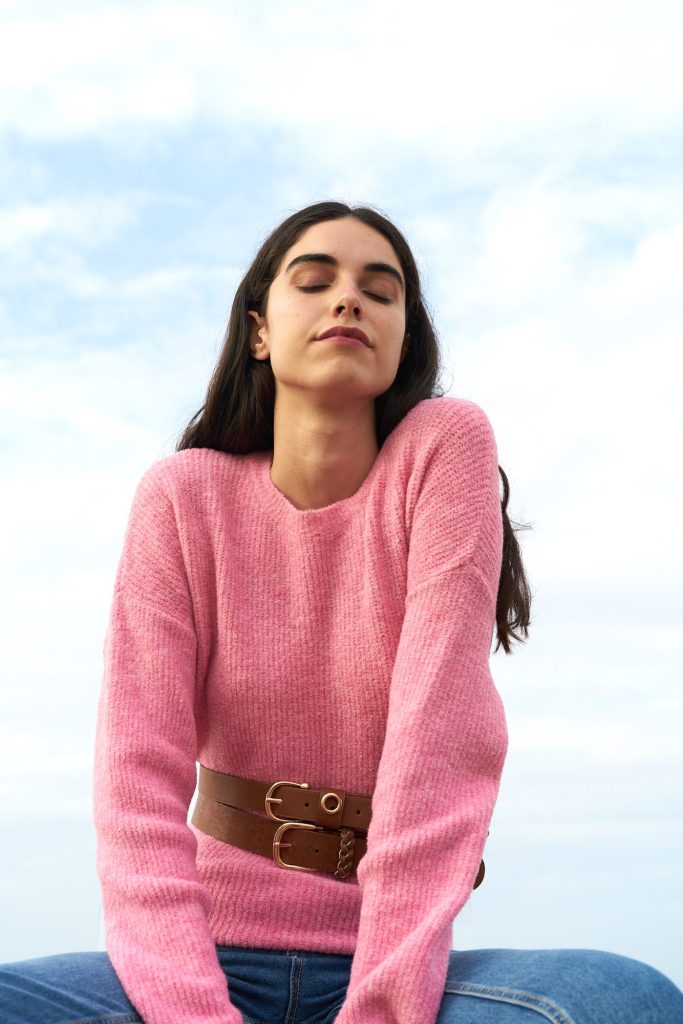 marwa: model in a pink sweater and a brown belt